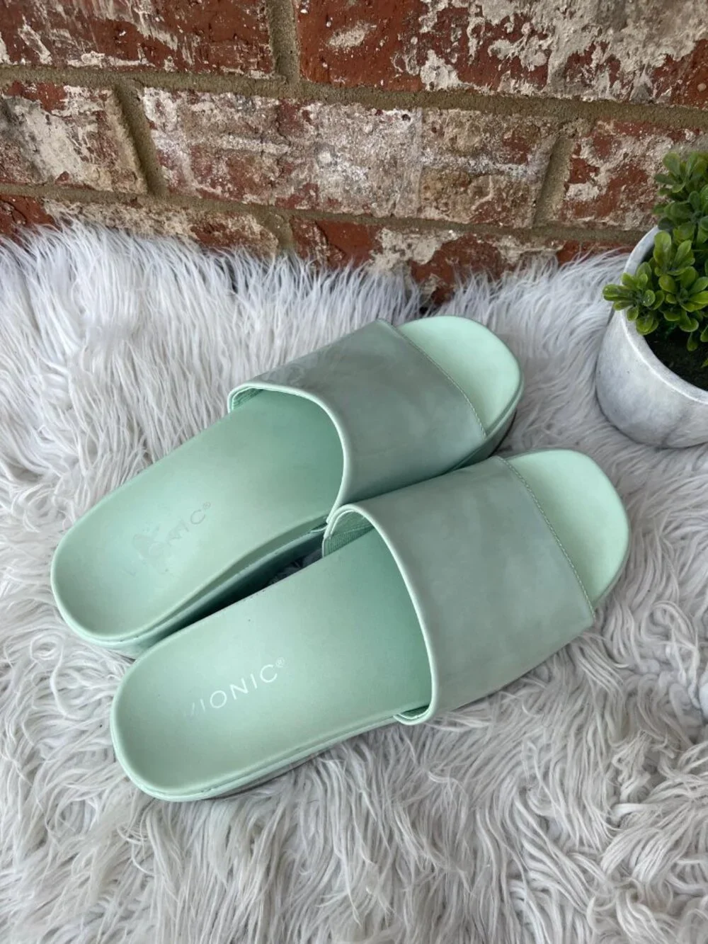 Vionic Trista Flatform Slide sandals, with glossy mint green finish Size 8